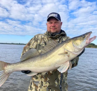 Максим, команда «Ковчег», судак 6900, лето 2025